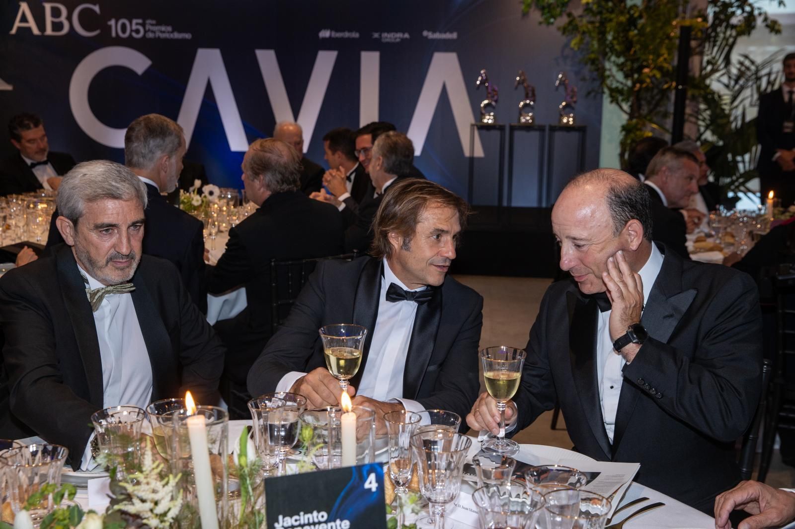 Jesús Presa Casado, director general de Marketing y Gestión de Marca de Indra, junto a Juan Pedro Díaz Armendáriz, director general comercial de Vocento, y Manuel Cendoya, vicepresidente de Santander España y director general de la División del Banco Santander, durante la cena de gala
