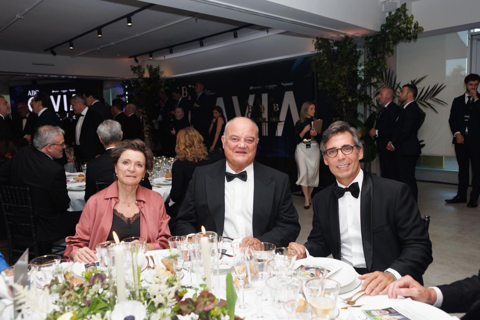 Ana Isabel Fernández Álvarez, presidenta de la Fundación Princesa de Asturias; Sergi Loughney, director de RRII del grupo Fundación 'la Caixa', y Javier Tomé, director de Identidad Corporativa de Banco Sabadell, durante la cena en la Casa de ABC