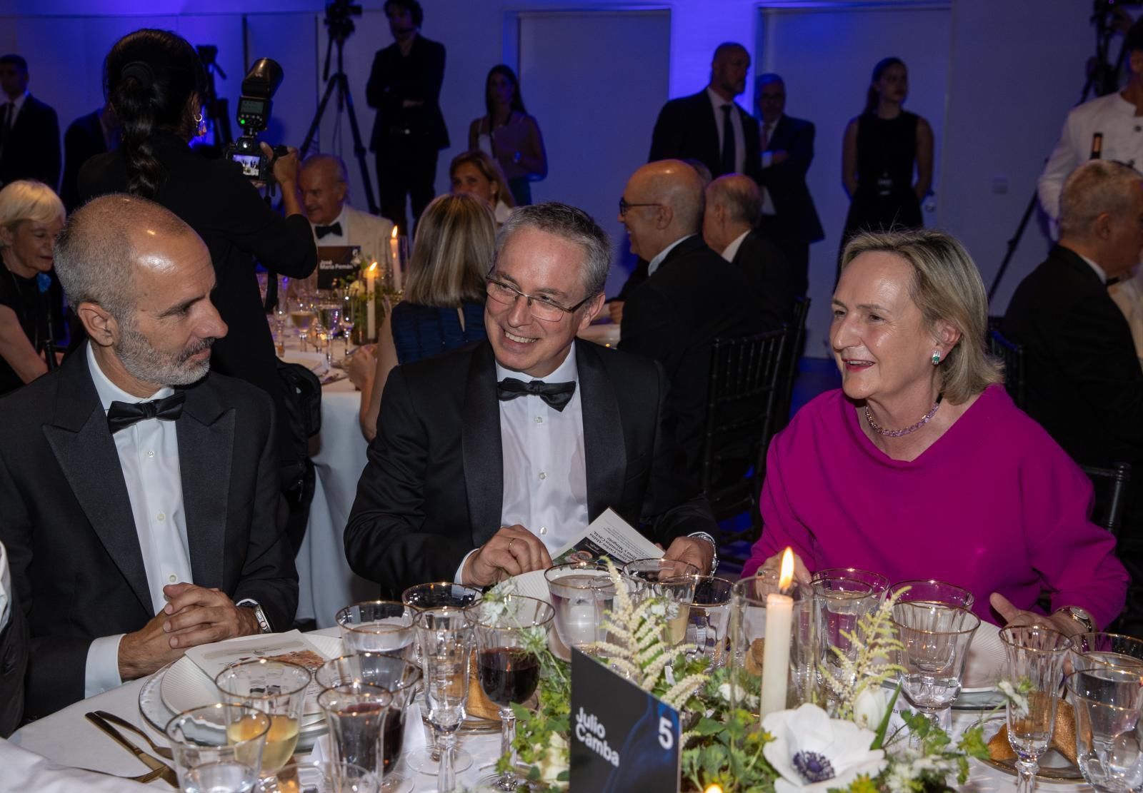 Íñigo Iribarnegaray, director general de Nuevos Negocios de Vocento; Óscar Villasante, director de 'El Correo', y Marta Elorza, consejera de Vocento