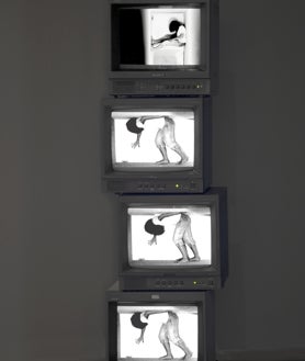 Imagen secundaria 2 - De arriba abajo, tres de las propuestas de la muestra de vídeo de la bienal en el Museo Reina Sofía: 'Miles marchan' (2018-2021), de Sebastián Díaz Morales; 'Ficciones de tierra caliente', de Francisca Jiménez Ortegate; y 'Llena de esperanza, Condena' (2002-2003), de Silvia Ribas