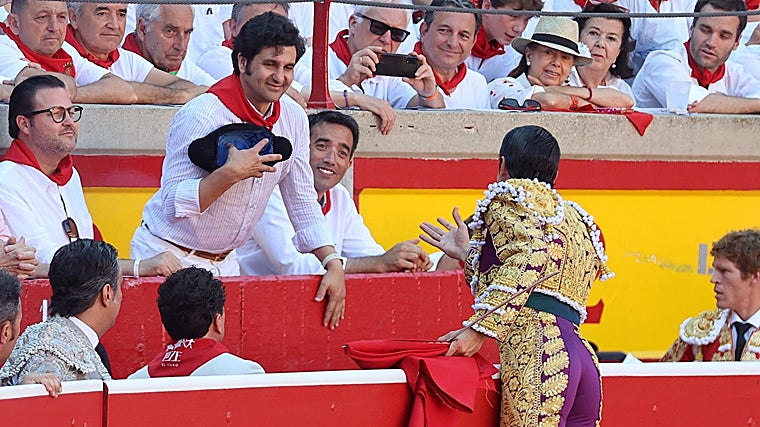 El brindis de Emilio de Justo a Morante de la Puebla, acompañado en un burladero por su apoderado, Pedro Jorge Marques