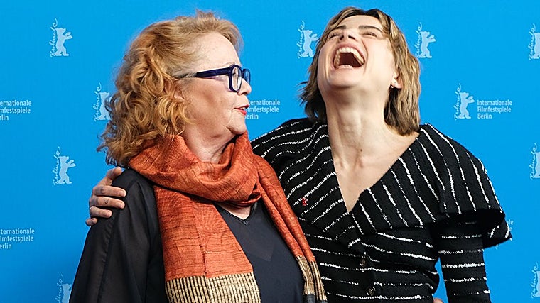 Vera Brandes (izquierda) y la actriz que le da vida en la película, Mala Emde