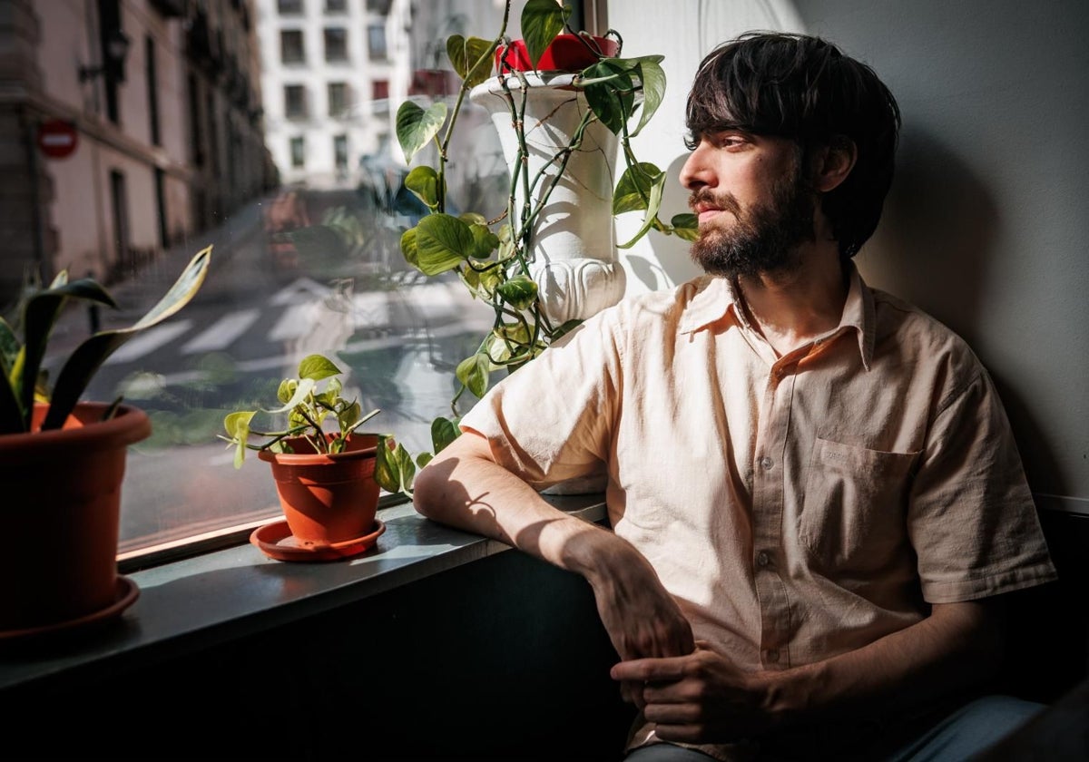El escritor, músico, traductor y pintor David Uclés, retratado hace unas semanas, en Madrid.