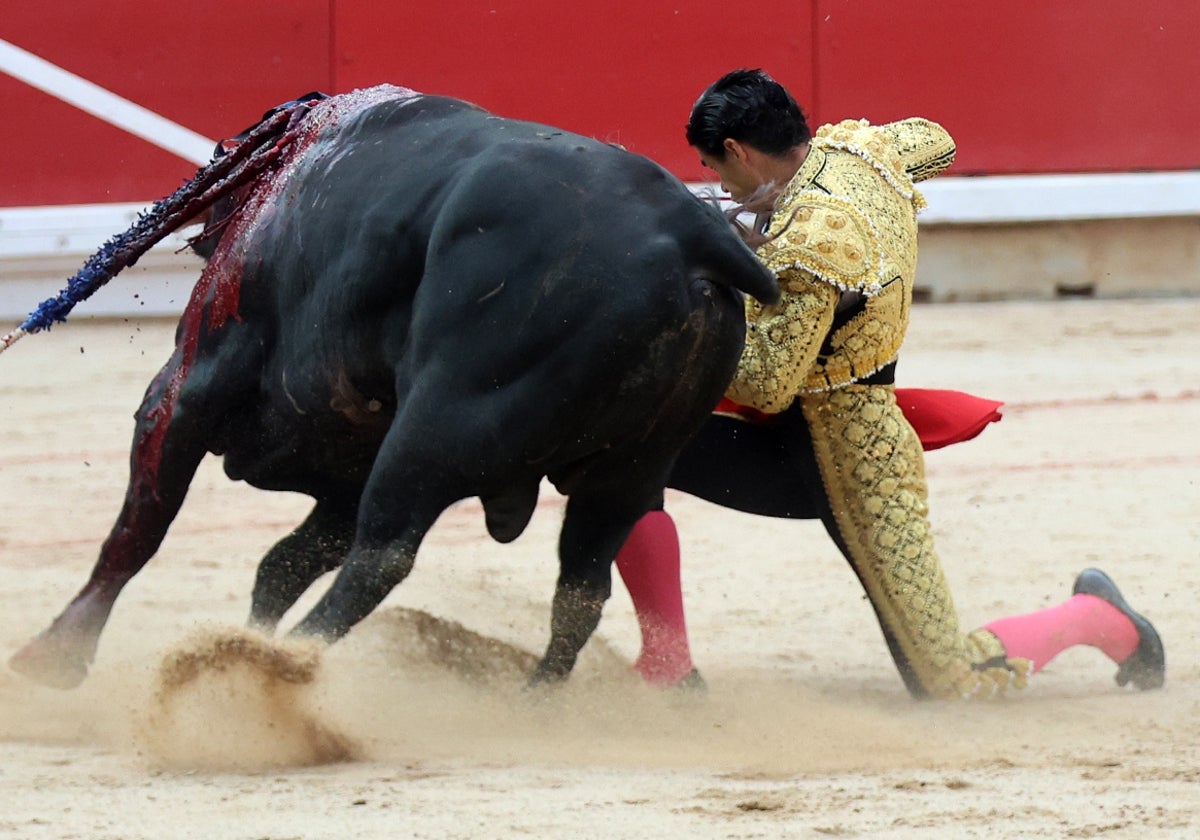 Pablo Aguago, torerísimo rodilla en tierra, con Histórico