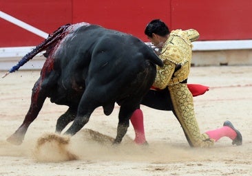La luz natural de Pablo Aguado tras el apagón del triunfo de Roca Rey en su feudo de Pamplona