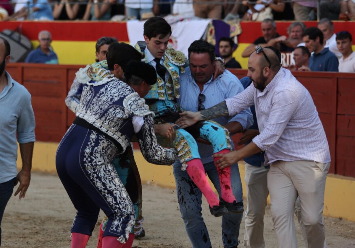 Sergio Rollón es llevado a la enfermería