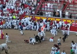 Callejero y Cartero reparten el horror en el ruedo de Pamplona: así se vivió en la plaza el peligrosímo tramo final del encierro de Escolar