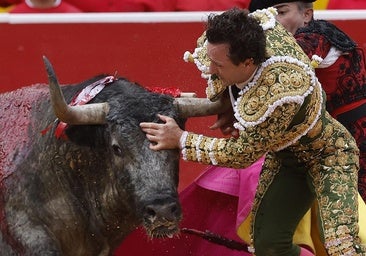 La corrida de Escolar roza la tragedia: De Castilla y Rafaelillo sufren terroríficas cogidas