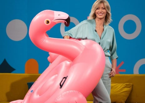 Imagen secundaria 1 - Un flamingo de hule, a las 12, en el plató. Entre una pausa comercial y otra de 'Espejo público', que se emite en Atena3 de lunes a viernes, Susanna Griso revisa el guion y prepara la siguiente conexión. El día en que se realizó esta entrevista, Santos Cerdán no soñaba aún con pisar Soto del Real y la actualidad informativa echaba chispas. En el momento justo previsto para el retrato, Griso saluda a la reportera yal fotógrafo, mira el flotador de hule color rosa gigante y pregunta, sonriendo: «¿Mejor sin zapatos, verdad?»
