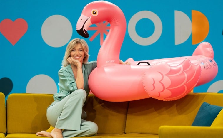 Imagen principal - Un flamingo de hule, a las 12, en el plató. Entre una pausa comercial y otra de 'Espejo público', que se emite en Atena3 de lunes a viernes, Susanna Griso revisa el guion y prepara la siguiente conexión. El día en que se realizó esta entrevista, Santos Cerdán no soñaba aún con pisar Soto del Real y la actualidad informativa echaba chispas. En el momento justo previsto para el retrato, Griso saluda a la reportera yal fotógrafo, mira el flotador de hule color rosa gigante y pregunta, sonriendo: «¿Mejor sin zapatos, verdad?»