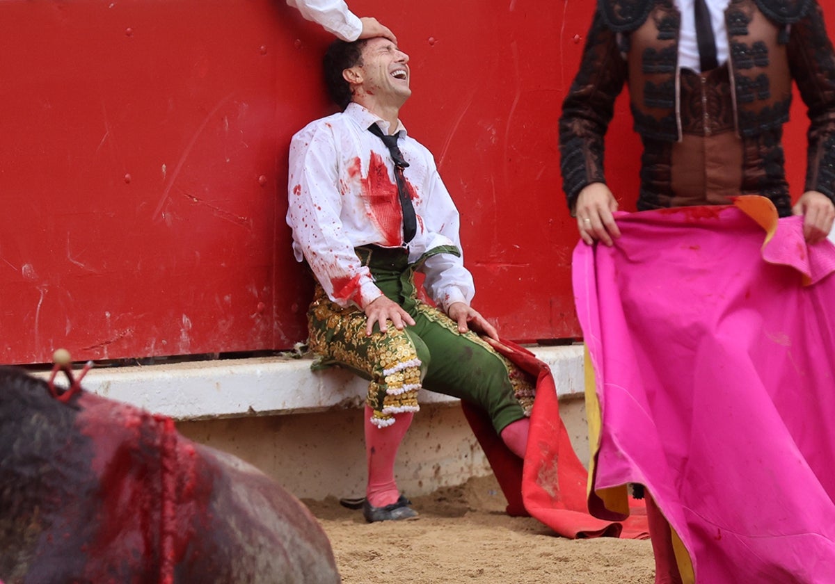 Rafaelillo, sentado en el estribo con la paliza en todo lo alto