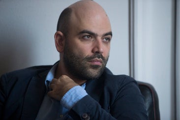 Roberto Saviano, autor de 'Gomorra', rompe a llorar tras confirmarse la sentencia del jefe mafioso que lo amenazó: «Me han robado la vida»