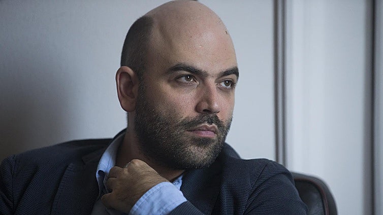 Roberto Saviano, autor de 'Gomorra', rompe a llorar tras confirmarse la sentencia del jefe mafioso que lo amenazó: «Me han robado la vida»