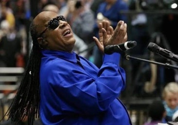 Stevie Wonder desmonta en pleno concierto la leyenda urbana de su falsa ceguera