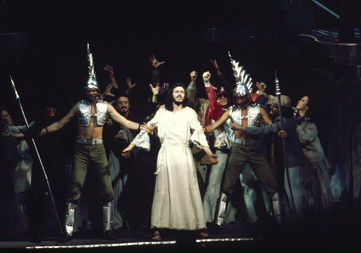 Camilo Sesto, durante la escena del arresto en 'Jesucristo Superstar'