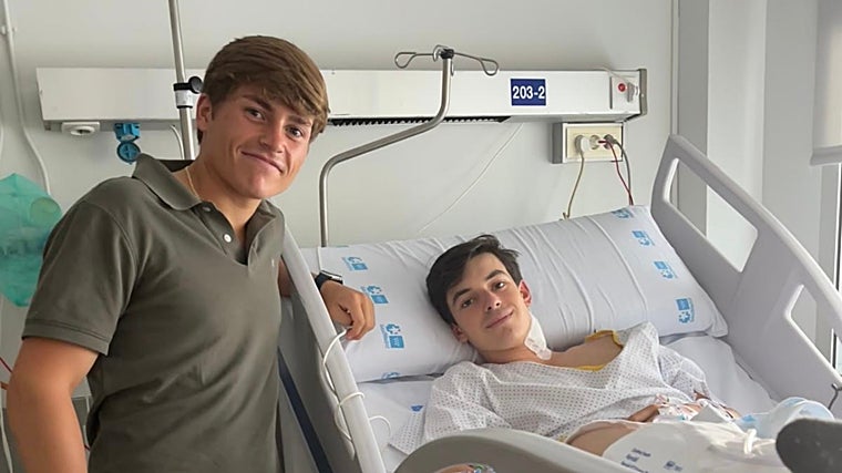 Álvaro Serrano visitando a Rollón en el hospital