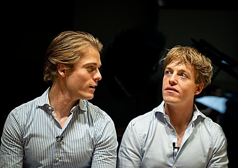 Imagen secundaria 1 - Arthur y Lucas Jussen, pianistas, durante un ensayo en el Auditorio Nacional previo al concierto