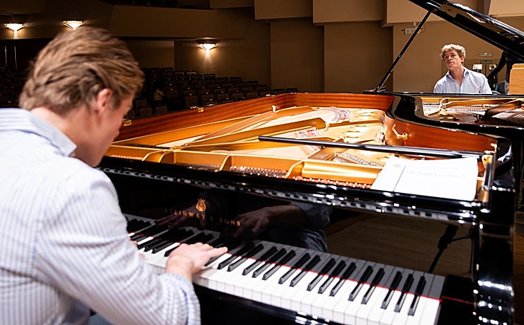 Imagen principal - Arthur y Lucas Jussen, pianistas, durante un ensayo en el Auditorio Nacional previo al concierto