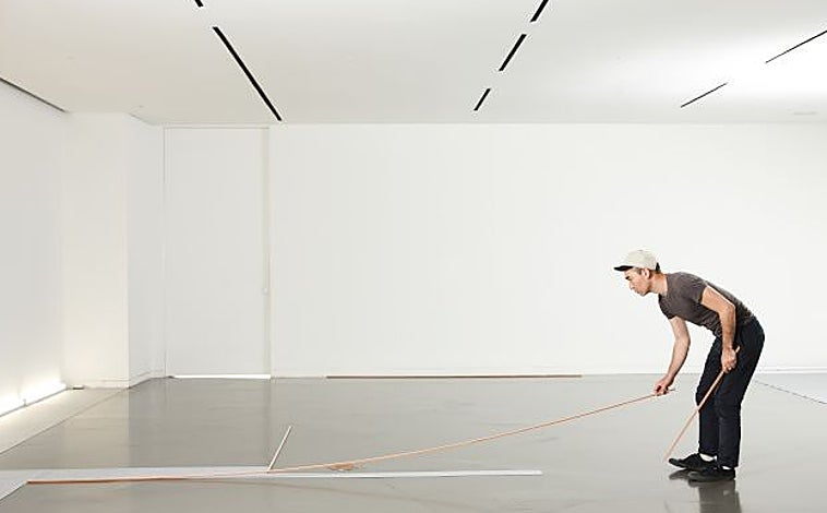 Imagen principal - De arriba abajo, Jong Oh, durante la ejecución de uno de sus ptrabajos; FOD instalando la pieza central de su propuesta en La Naval; y obra de la serie 'Gold', de Bohnchang Koo, en la Domus del Pórtico