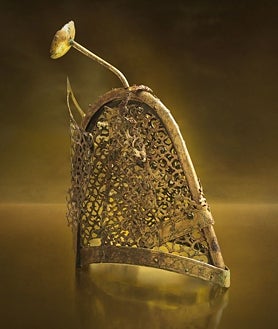 Imagen secundaria 2 - De arriba abajo, Jong Oh, durante la ejecución de uno de sus ptrabajos; FOD instalando la pieza central de su propuesta en La Naval; y obra de la serie 'Gold', de Bohnchang Koo, en la Domus del Pórtico