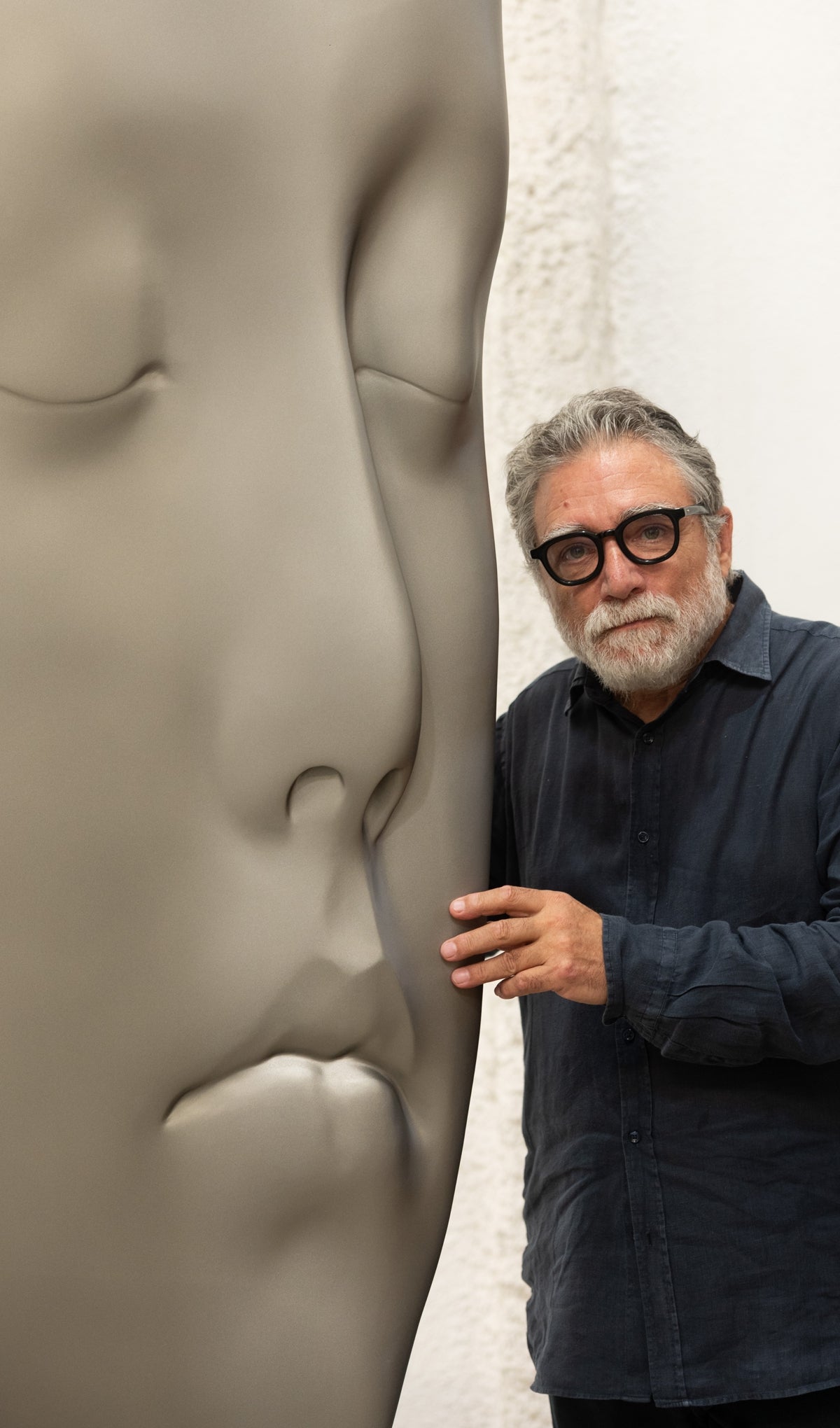 Jaume Plensa, junto a una cabeza en basalto en su estudio