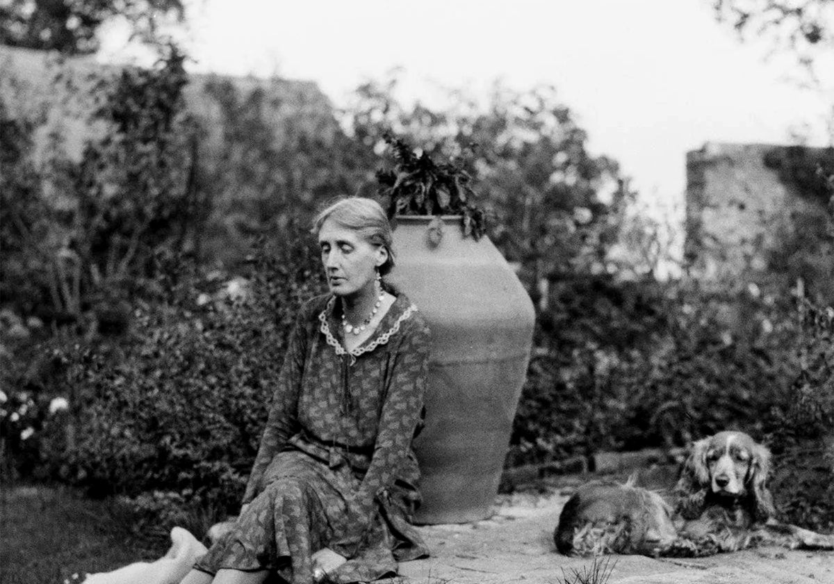 Virginia Woolf con uno de sus perros, fotografiada en 1931