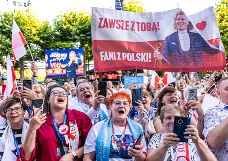 Imagen secundaria 1 - El desfile de André Rieu, los fans, y los bailarines del conjunto bailando un vals durante el concierto