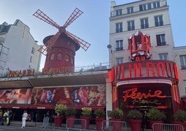 Las alas del Moulin Rouge vuelven a girar en el París la nuit