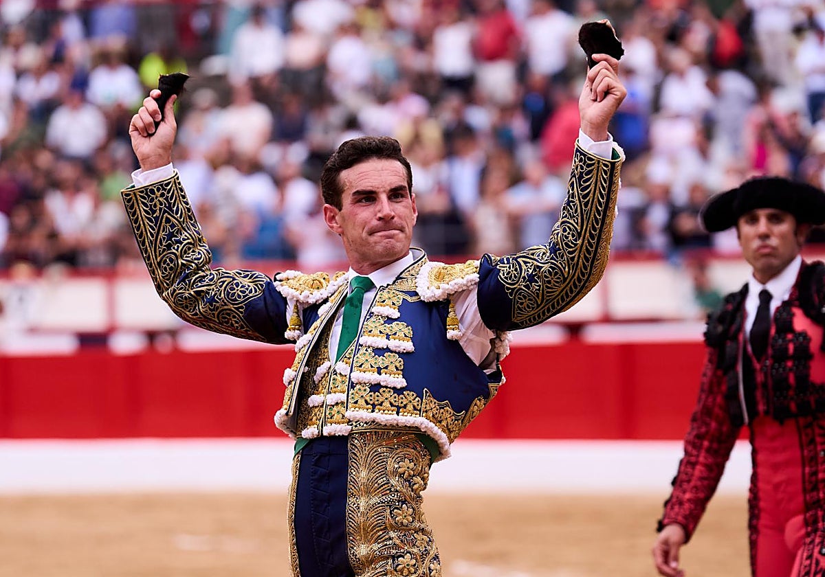 Fernando Adrián cortó dos orejas y salió a hombros