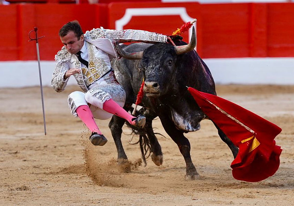 Damián Castaño, cogido por el peligroso tercer miura
