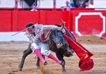 Damián Castaño reparece con una cornada fresca y desafía a la medicina con un miura antiguo