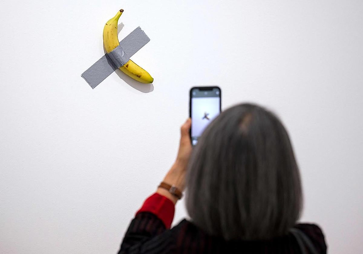 Un visitante ante 'Comedian', de Cattelan durante la presentación de su muestra en el Centro Pompidou de Metz