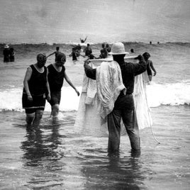 Los Neptunos con bigote de las playas que aterraban a los niños