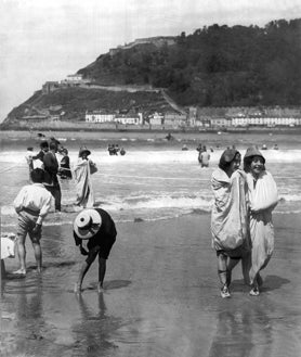 Imagen secundaria 2 - Dos escenas antiguas de la playa de San Sebastián a la hora del baño y el infante don Jaime, saliendo del baño ayudado por un bañero
