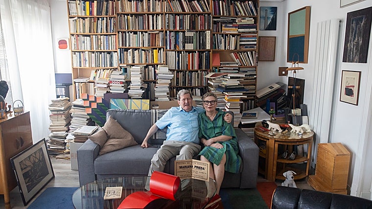 Juan Manuel Bonet y Monika Poliwka, en el salón de su casa