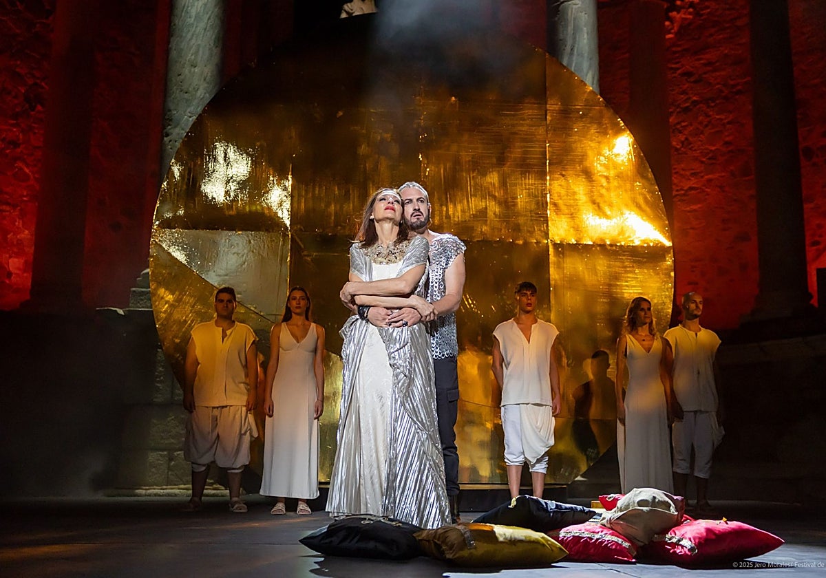 Natalia Millán y Alex O'Dogherty, en una escena de 'Cleopatra enamorada'