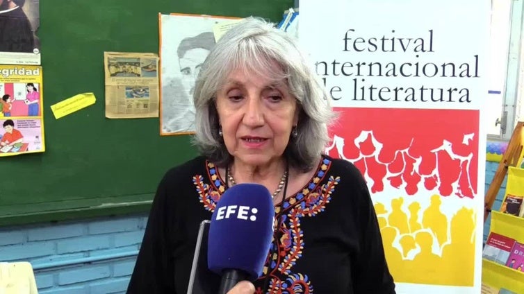 Luz Mary Giraldo, entre poetas que comparten sus obras a jóvenes hondureños