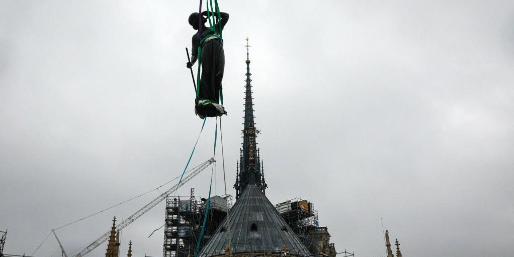 La catedral de Notre Dame recupera todas las estatuas que adornan la base de su aguja