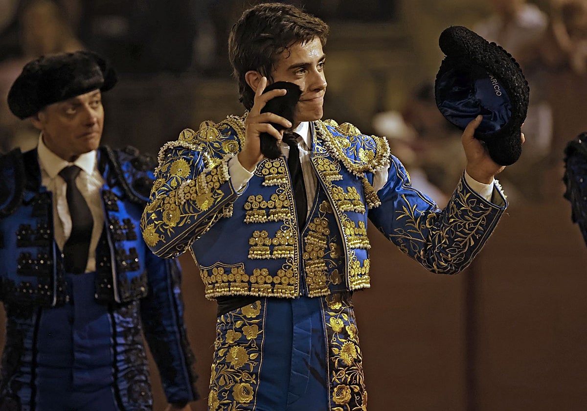 Julio Aparicio saluda a los tendidos mientras recibe la ovación del público