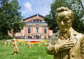 Figuritas de Wagner como enanitos de jardín, en la instalación que el artista Ottmar Hoerl ha preparado para el festival