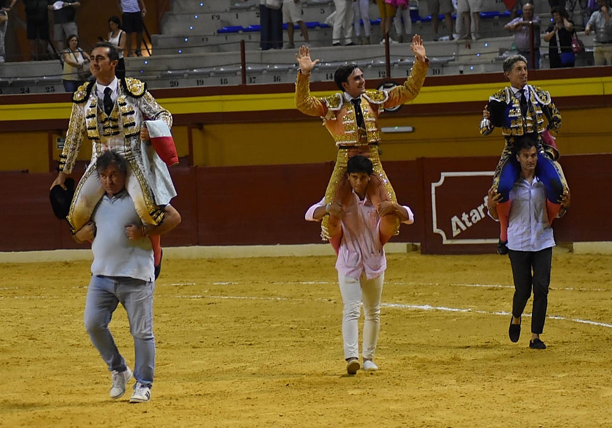 El Fandi, Iván Rejas y Manuel Escribano saliendo a hombros en la plaza de toros de Atarfe, en Granada