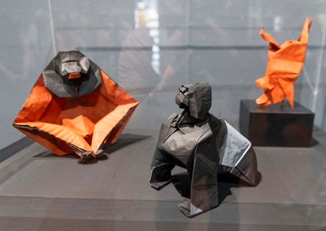 Imagen secundaria 1 - Hasta el 14 de septiembre en el EMOZ se puede visitar la muestra 'Origami Bolivia', con figuras de maestros bolivianos como las de Fernando Chura