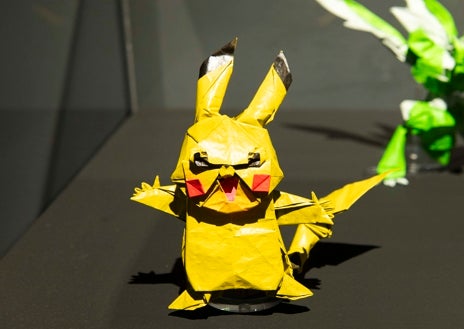 Imagen secundaria 1 - La edil de Cultura de Zaragoza, Sara Fernández, junto al comisario de exposiciones del EMOZ, Felipe Moreno, muestran distintos tipos de papeles usados para plegar. Abajo, un Pokemon y un ramo de rosas del padre del origami moderno, Akira Yoshizawa. Hasta el 14 de septiembre en el EMOZ se puede visitar la muestra 'Origami Bolivia', con figuras de maestros bolivianos como las de Fernando Chura