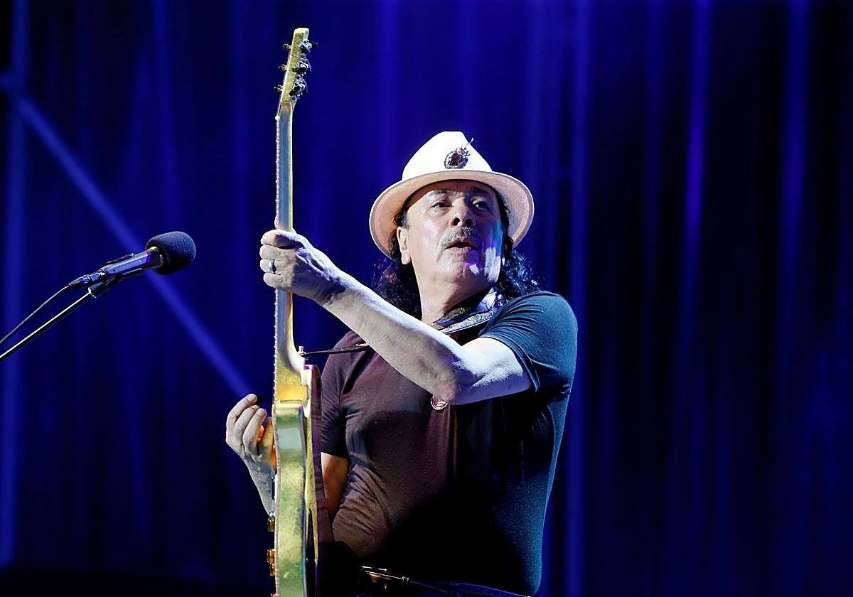 Carlos Santana, durante una actuación