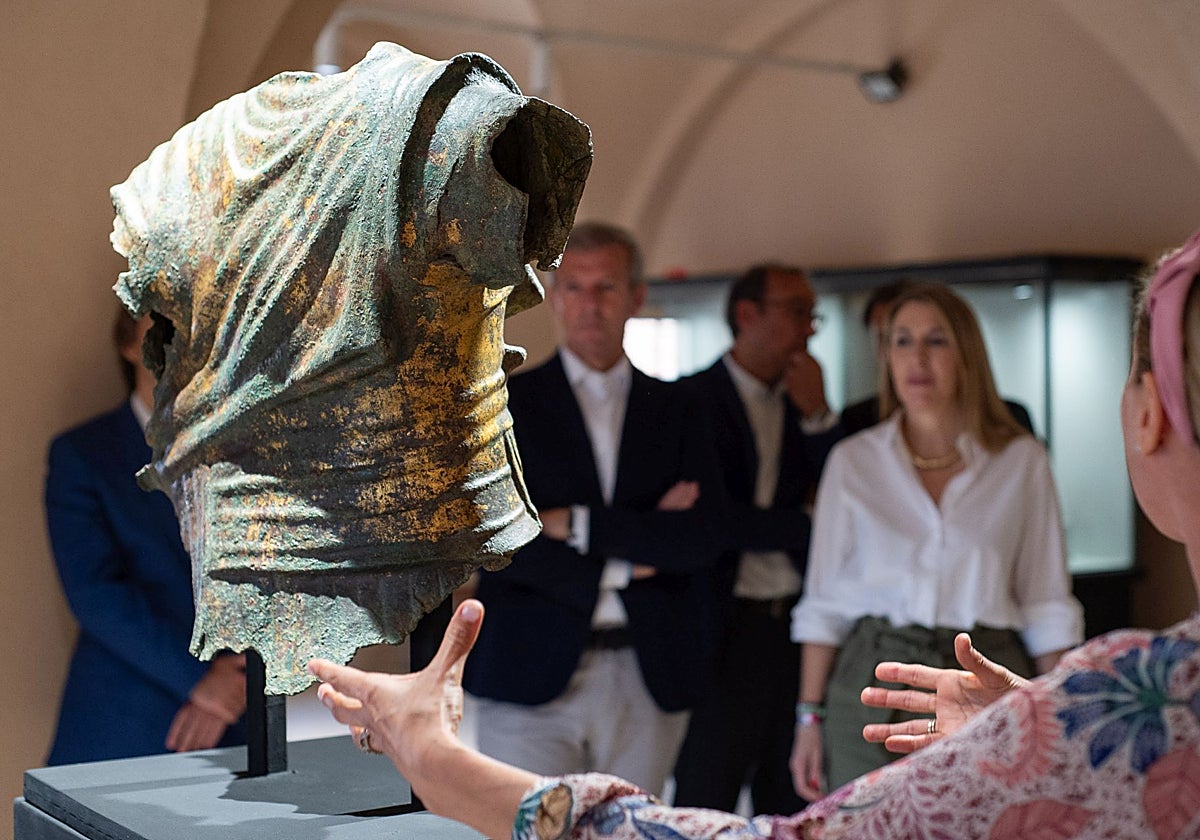 La presidenta de la Junta de Extremadura, María Guardiola, y el presidente de la Xunta de Galicia, Alfonso Rueda, durante una reciente visita al museo