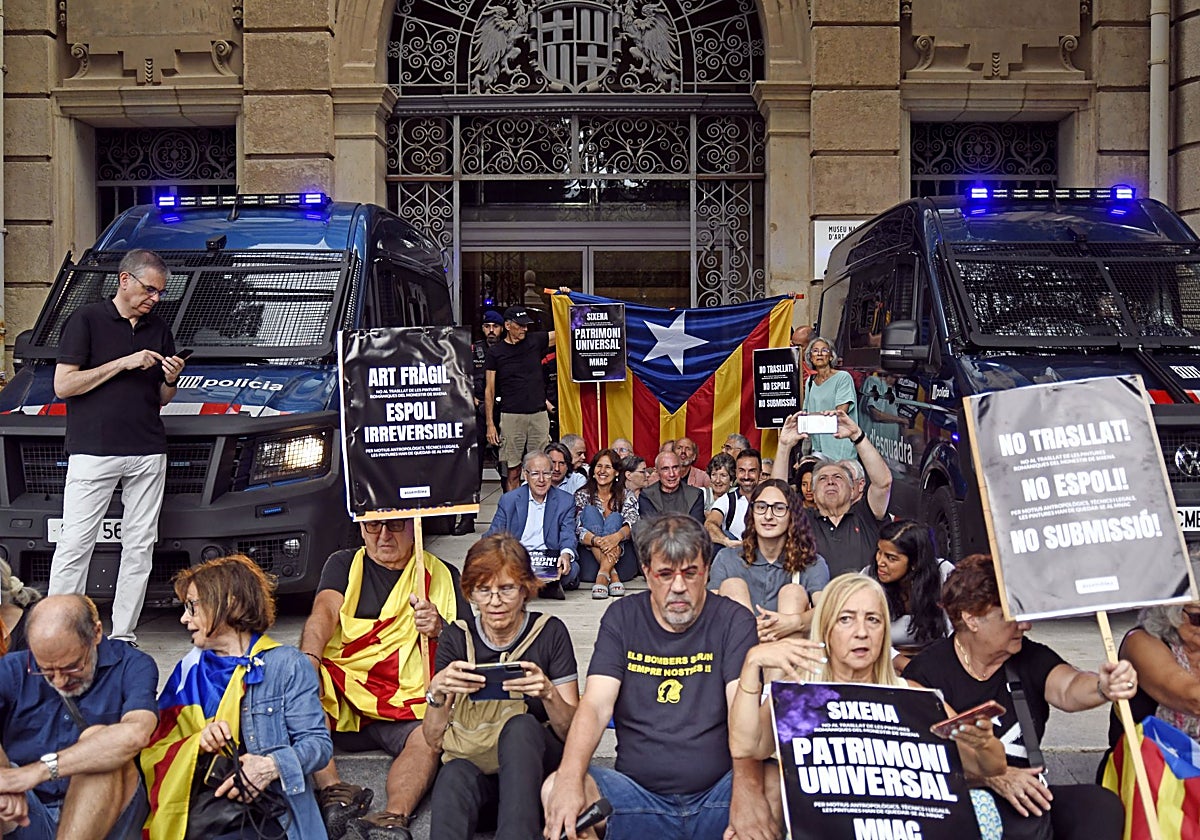 Una sentada &#039;indepe&#039; no frena el inicio del último viaje de las obras de Sijena