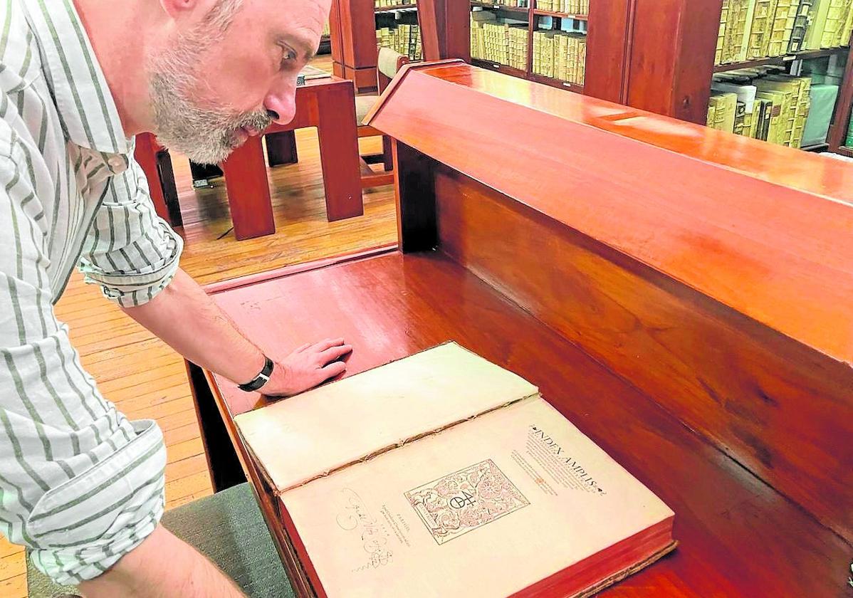 Antonio Sánchez Jiménez contempla el volumen que perteneció a Lope