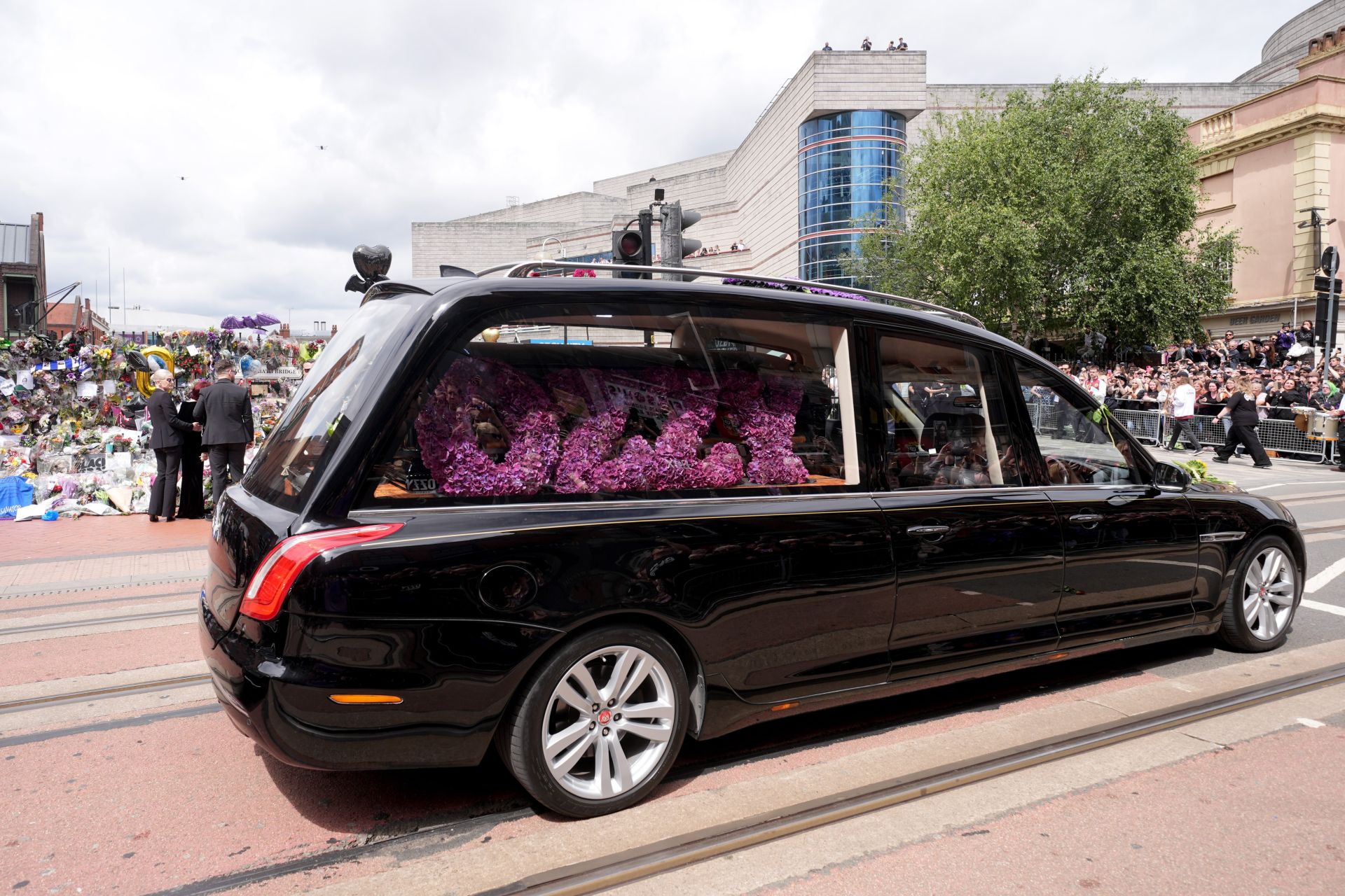 El coche fúnebre con el féretro del cantante