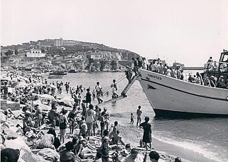 Imagen secundaria 1 - Unos pescadores en Lloret de Mar, en 1954; abajo, San Feliu de Guíxols (Gerona), 1970. Rosas, en 2006