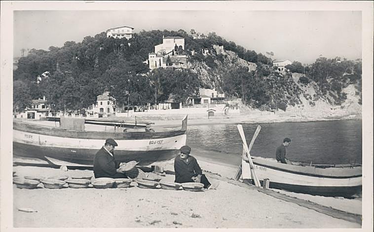 Imagen principal - Unos pescadores en Lloret de Mar, en 1954; abajo, San Feliu de Guíxols (Gerona), 1970. Rosas, en 2006
